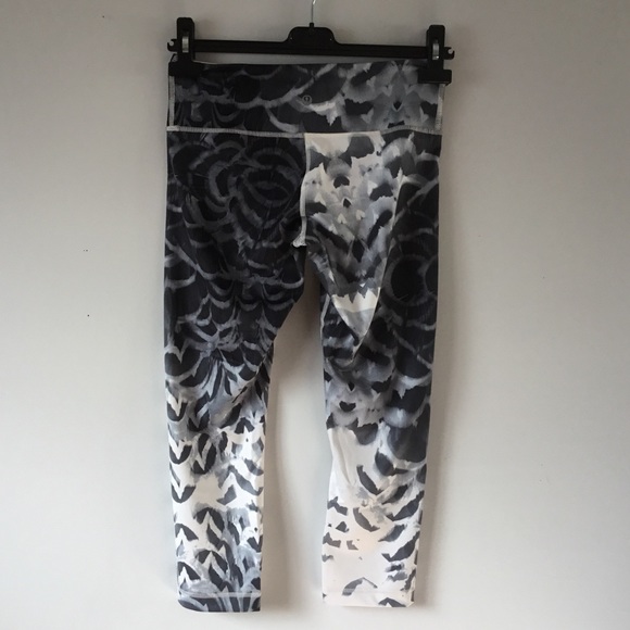 Lululemon patterned cropped leggings - Picture 4 of 6